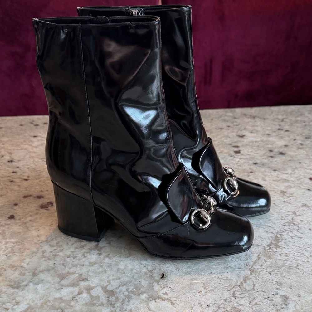 Gucci Gucci Polished/Glazed Leather Silver
Horsebit Regent Ankle Boots Size 35